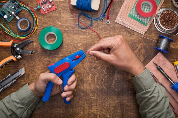 Werken met elektronica. — Stockfoto