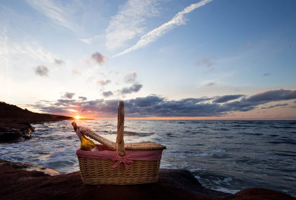 Piknikový Koš Při Západu Slunce — Stock fotografie