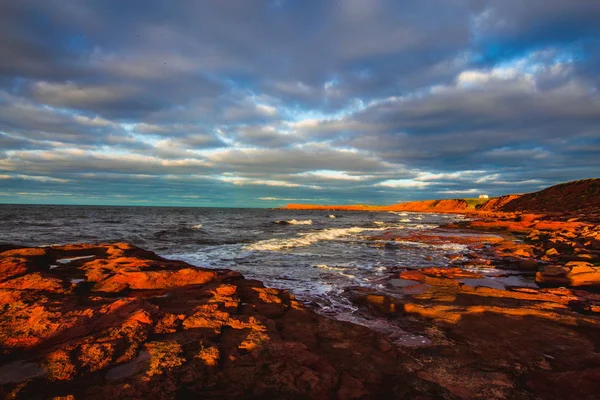 Skalnaté Pobřeží Prince Edward Island — Stock fotografie