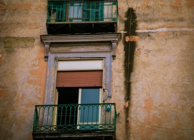 eski pencere ve balkon