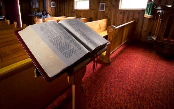 Bíblia Aberta Uma Igreja — Fotografia de Stock
