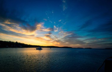 Nova Scotia güneş doğarken balıkçı teknesi