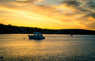 Nova Scotia güneş doğarken balıkçı teknesi