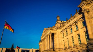 Bina ve Berlin'de bayrağı