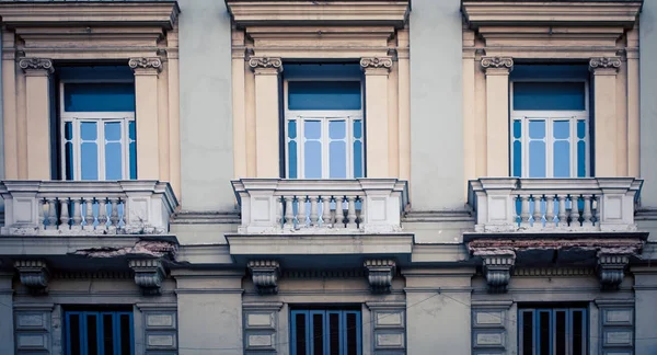 Три Балкона Здании Неаполе — стоковое фото