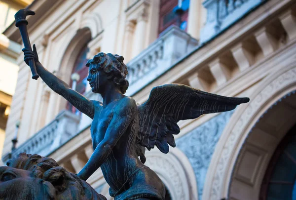 在那不勒斯意大利与翅膀的男性雕像 — 图库照片