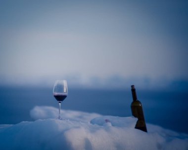 Kış aylarında şişe şarap ve cam