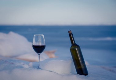 Kış aylarında şişe şarap ve cam