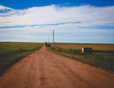 Prince Edward Island'deki/daki kırmızı toprak yol
