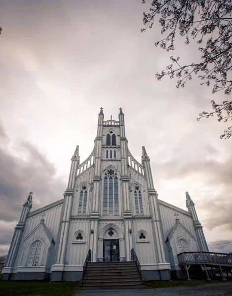 ニューブランズウィック州で剥離塗料と木製の白い教会 — ストック写真