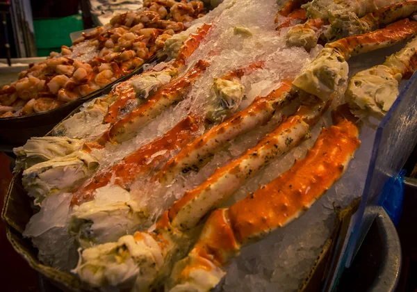 Krabbenbeine Auf Eis Auf Einem Fischmarkt — Stockfoto