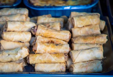 Pazarda taze sosisli börek.