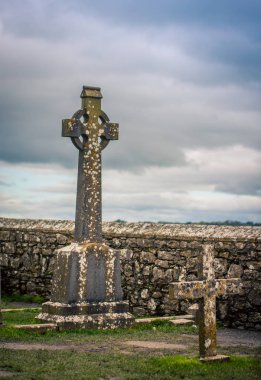 Cashel Kayası 'ndaki mezar taşı