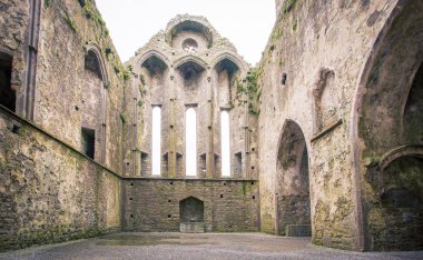 Cashel 'deki bir katedralin harabesi.