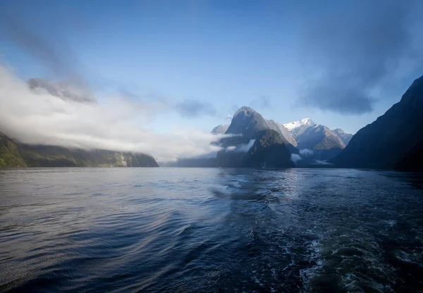 Awan Dan Gunung Milford Sound — Stok Foto