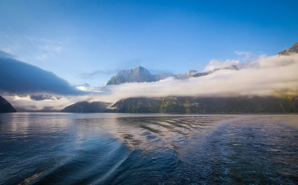 Awan Dan Gunung Milford Sound — Stok Foto