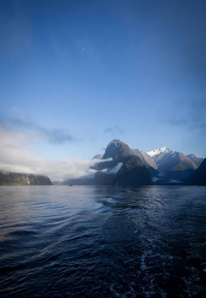 Awan Dan Gunung Milford Sound — Stok Foto