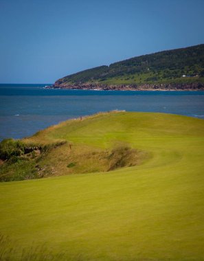 Atlantik Okyanusu manzaralı Nova Scotia 'da golf sahası