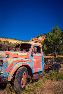 Güneybatıda terk edilmiş eski bir kamyon var. 
