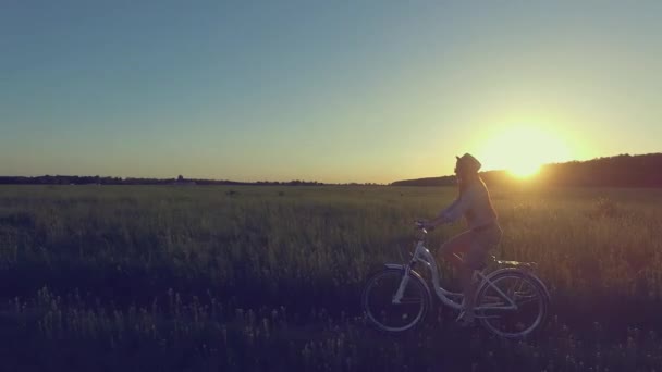 Aktivní elegantní žena jezdit na kole na slunci