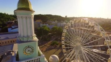 Dönme dolap Avrupa Şehir tarihi merkezinde, Kiev, Ukrayna Hava