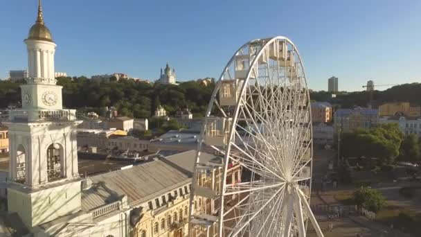 Antenowe Ferris Wheel Historycznym Centrum Europejskiego Miasta Kijów Ukraina — Wideo stockowe
