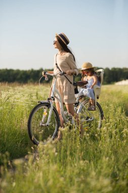 Anne ve kızı doğa üzerinde binmek bisiklet var. Yaz Etkinliği