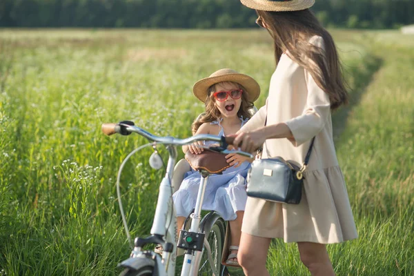 Mãe Filha Têm Passeio Bicicleta Natureza Actividade Verão — Fotografia de Stock
