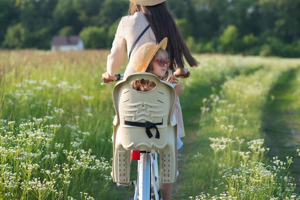 Madre Hija Tienen Paseo Bicicleta Naturaleza Actividad Verano — Foto de Stock