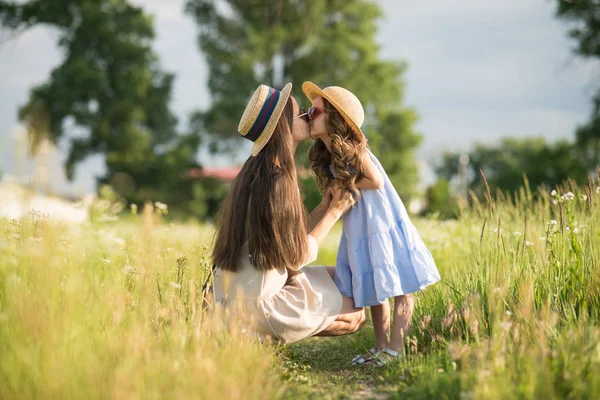 Young Fashionista Mother Daughter Walking Nature — Stock Photo, Image