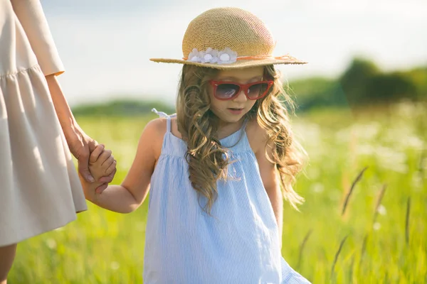 Giovane Madre Fashionista Con Figlia Che Cammina Sulla Natura — Foto Stock