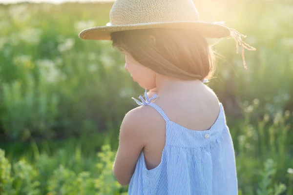 Portret Van Stijlvolle Lange Haren Meisje Geniet Van Zomer — Stockfoto