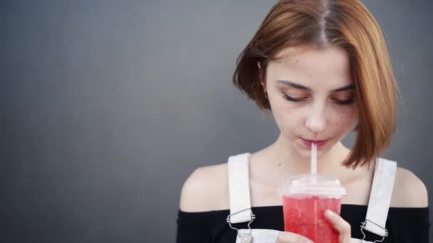 Pelirroja Bebiendo Bebida Fría Roja Sonriendo — Vídeo de stock