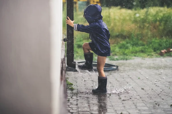 Девочка Играет Одна Улице Плохую Погоду Летний Дождь — стоковое фото