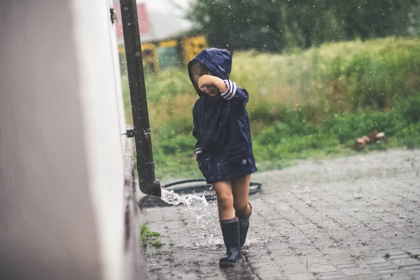 Menina Brincando Sozinha Fora Com Mau Tempo Chuva Verão — Fotografia de Stock
