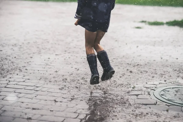 Mała Dziewczynka Gra Sama Poza Złych Warunkach Pogodowych Letni Deszcz — Zdjęcie stockowe