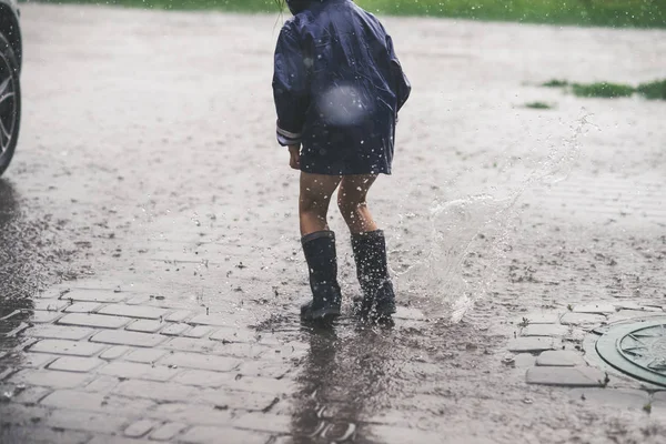 Menina Brincando Sozinha Fora Com Mau Tempo Chuva Verão — Fotografia de Stock