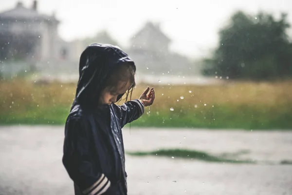 Kleines Mädchen Das Bei Schlechtem Wetter Allein Draußen Spielt Sommerregen — Stockfoto