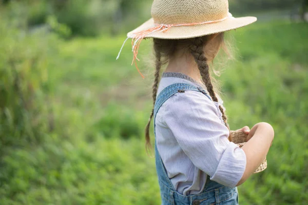 Blij Gezicht Van Helper Meisje Tijdens Fall Tuinieren — Stockfoto