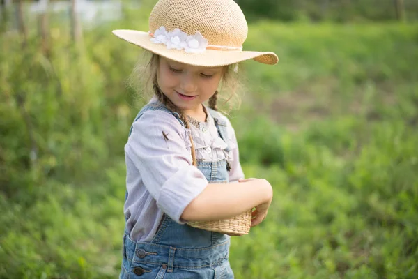 Glada Ansikte Little Helper Flicka Hösten Trädgårdsskötsel — Stockfoto