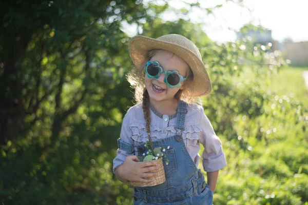 Glada Ansikte Little Helper Flicka Hösten Trädgårdsskötsel — Stockfoto