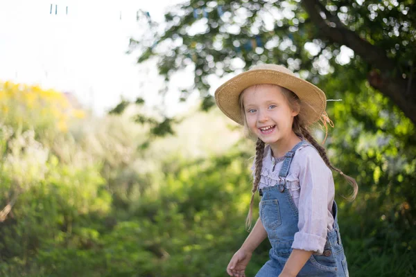 Glada Ansikte Little Helper Flicka Hösten Trädgårdsskötsel — Stockfoto