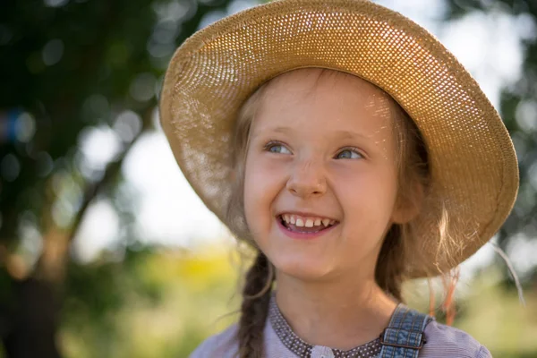 Cara Feliz Menina Ajudante Durante Jardinagem Outono Imagem De Stock