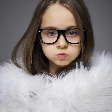 Şık fashionista portresi küçük kız yüz