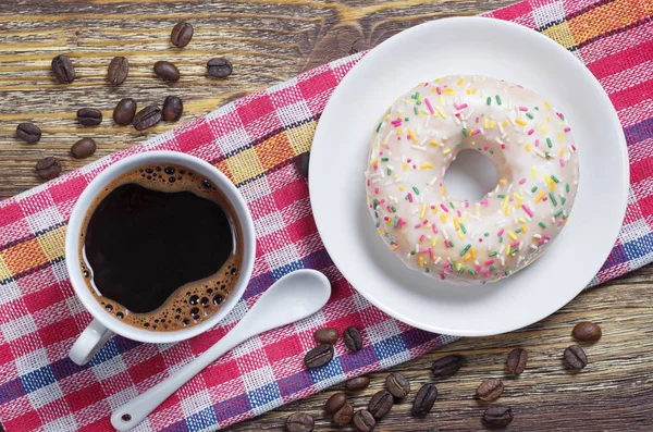 Kubek Kawa Pyszne Pączki Lukier Urządzone Kolorowe Kropi Czerwony Serwetka — Zdjęcie stockowe