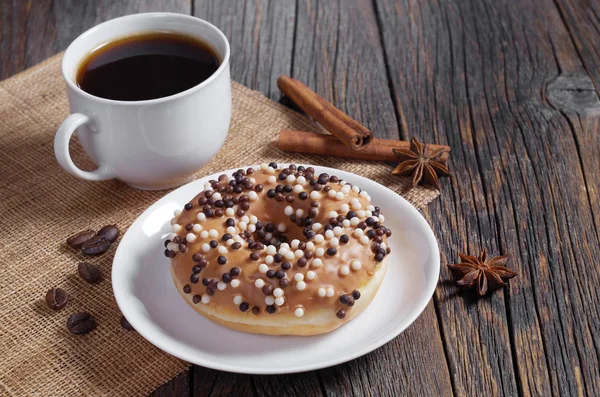 Пончик Украшенный Шарами Белого Тёмного Шоколада Тарелке Чашкой Кофе Старом — стоковое фото
