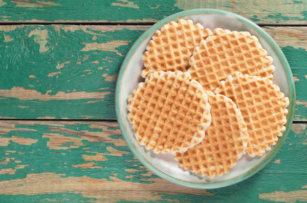 Zoete Zelfgemaakte Wafels Plaat Bevindt Zich Oude Groene Houten Oppervlak — Stockfoto