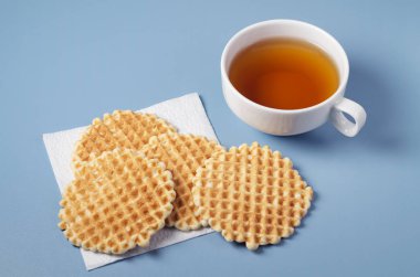 Ev yapımı gözleme ve mavi tabloda çay