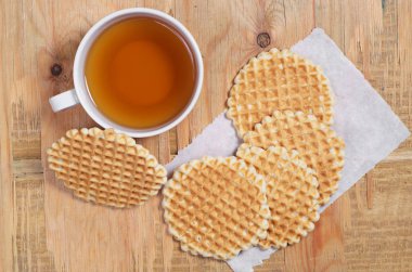 Fincan çay ve tatlı ev yapımı gözleme eski ahşap tablo, üstten görünüm