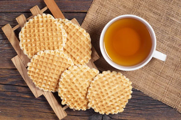 Tasse Tee Und Leckere Hausgemachte Waffeln Auf Rustikalem Holztisch Draufsicht — Stockfoto